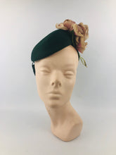 Load image into Gallery viewer, 1940s Forest Green Felt Hat with Flowers