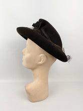 Load image into Gallery viewer, 1930s 1940s Dark Chocolate Brown Felt Hat with Net and Double Bow Trim *
