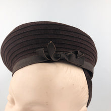 Load image into Gallery viewer, 1940s Chocolate Brown Felt Seamed Beret Hat