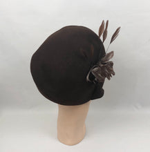 Load image into Gallery viewer, 1930s Brown Felt Close Fitting Hat with Feather Trim