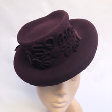 Load image into Gallery viewer, Original 1940s Burgundy Felt Hat with Soutache