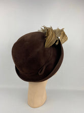 Load image into Gallery viewer, Original 1930s 1940s Chocolate Brown Felt Hat with Feather Trim