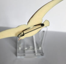 Load image into Gallery viewer, Vintage Early Plastic Seagull Brooch - Medium
