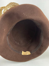 Load image into Gallery viewer, Original 1930s 1940s Chocolate Brown Felt Hat with Feather Trim