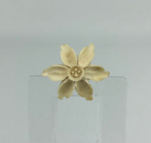Load image into Gallery viewer, Vintage 1930s 1940s Carved Daffodil Brooch