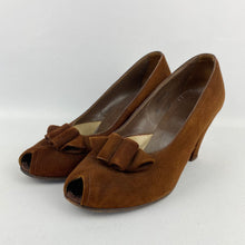 Load image into Gallery viewer, Original 1940s Chestnut Suede Shoes by Delta - Uk size 6