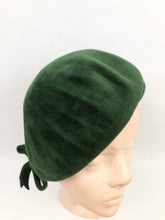 Load image into Gallery viewer, 1930s Green Fur Felt Close Fitting Hat