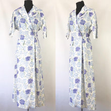 Load image into Gallery viewer, Wounded But Wearable 1950s St Michael Carnation Floral Print Robe - B36