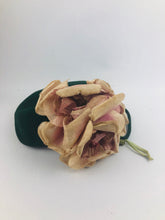 Load image into Gallery viewer, 1940s Forest Green Felt Hat with Flowers
