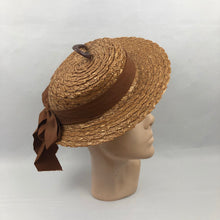 Load image into Gallery viewer, 1940s Straw Hat with Scalloped Edge and Hook Trim