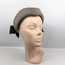 Load image into Gallery viewer, 1940s Grey Felt Hat with Double Bow Trim in Black