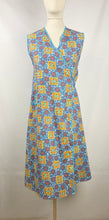 Load image into Gallery viewer, 1940s Floral Cotton Wraparound Pinny - Bust 33 34 35 36