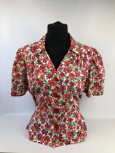 Load image into Gallery viewer, 1940s Reproduction Feed Sack Blouse in Hibiscus Print - Bust 38 40