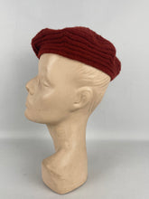Load image into Gallery viewer, Original 1930s Knitted Beret In Rust Wool With Triangle Detail