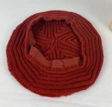 Load image into Gallery viewer, Original 1930s Knitted Beret In Rust Wool With Triangle Detail