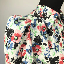 Load image into Gallery viewer, 1940s Reproduction Feed Sack Blouse - B34