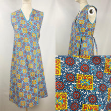 Load image into Gallery viewer, 1940s Floral Cotton Wraparound Pinny - Bust 33 34 35 36