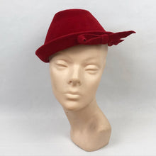 Load image into Gallery viewer, 1930s 1940s Cherry Red Felt Tyrolean Hat with Bow Trim