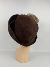 Load image into Gallery viewer, Original 1930s 1940s Chocolate Brown Felt Hat with Feather Trim