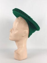 Load image into Gallery viewer, Original 1940s Kelly Green Felt Hat - Exceptionally Beautiful Piece