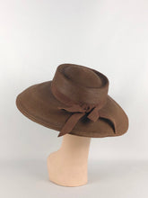 Load image into Gallery viewer, 1940s 1950s Chocolate Brown Straw Hat with Grosgrain Bow