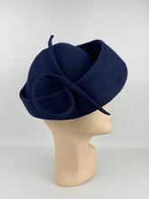 Load image into Gallery viewer, Original 1940s Navy Blue Felt Hat with Felt Trim