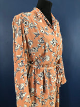 Load image into Gallery viewer, Original 1940s Peach Crepe Floral Dress with Grey and White Print - Bust 38 40 42 - Volup