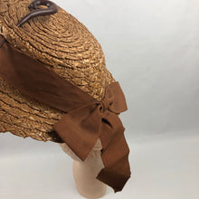 Load image into Gallery viewer, 1940s Straw Hat with Scalloped Edge and Hook Trim