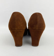 Load image into Gallery viewer, Original 1940s Chestnut Suede Shoes by Delta - Uk size 6