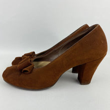 Load image into Gallery viewer, Original 1940s Chestnut Suede Shoes by Delta - Uk size 6
