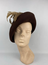 Load image into Gallery viewer, Original 1930s 1940s Chocolate Brown Felt Hat with Feather Trim
