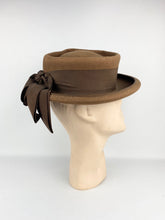 Load image into Gallery viewer, Original Late 1930's Early 1940's Chocolate Brown Felt Tilt Hat with Large Bow Trim