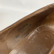 Load image into Gallery viewer, Original 1940s Chestnut Suede Shoes by Delta - Uk size 6