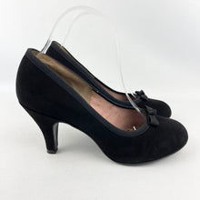 Load image into Gallery viewer, Original 1940's 1950's Black Suede Bow Fronted Court Shoes - UK 5