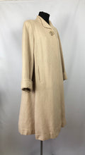 Load image into Gallery viewer, 1940s Volup Wool Swagger Coat in Cream Check with Single Button - Bust 40 42 44