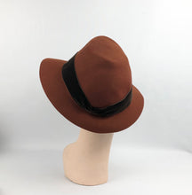 Load image into Gallery viewer, 1930s 1940s Chestnut Felt Fedora with Chocolate Brown Velvet Trim