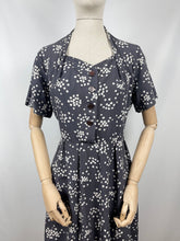 Load image into Gallery viewer, Original Volup St Michael Classic 1950s Cotton Day Dress in Grey and White Floral Print - Bust 40 42