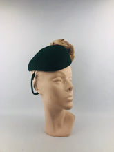 Load image into Gallery viewer, 1940s Forest Green Felt Hat with Flowers