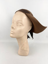 Load image into Gallery viewer, Original 1940's New York Creation Brown Felt Hat - Helen Hale Original *