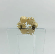Load image into Gallery viewer, Vintage 1930s 1940s Carved Edelweiss and Daisy Circlet Brooch with Six Pretty Flowers
