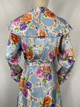 Load image into Gallery viewer, Original 1940s 1950s Chaslyn Model Luxurious Feel Blue Housecoat in a Pretty Floral Print - Bust 36 37 38