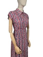 Load image into Gallery viewer, Original 1940's Red, White and Blue Floral Linen Dress with Neat Collar - Bust 34 35 *