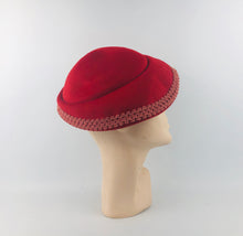 Load image into Gallery viewer, 1950s Vibrant Red Felt Hat with Pink Trim
