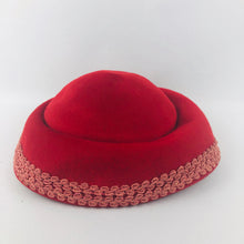 Load image into Gallery viewer, 1950s Vibrant Red Felt Hat with Pink Trim