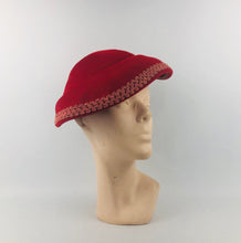 Load image into Gallery viewer, 1950s Vibrant Red Felt Hat with Pink Trim