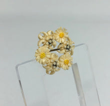 Load image into Gallery viewer, Vintage 1930s 1940s Carved Edelweiss and Daisy Circlet Brooch with Six Pretty Flowers