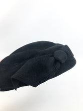 Load image into Gallery viewer, 1950s Black Felt Close Fitting Hat