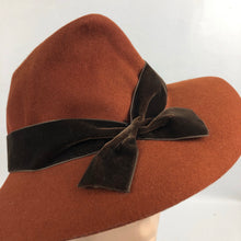Load image into Gallery viewer, 1930s 1940s Chestnut Felt Fedora with Chocolate Brown Velvet Trim