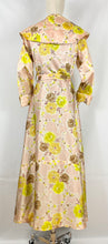 Load image into Gallery viewer, Original 1940s 1950s Chaslyn Model Luxurious Feel Pink Housecoat in a Pretty Floral Print - Bust 36 37 38