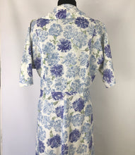 Load image into Gallery viewer, Wounded But Wearable 1950s St Michael Carnation Floral Print Robe - B36